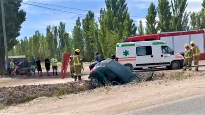 Brutal choque terminó con un auto adentro de un canal: el conductor debió ser rescatado
