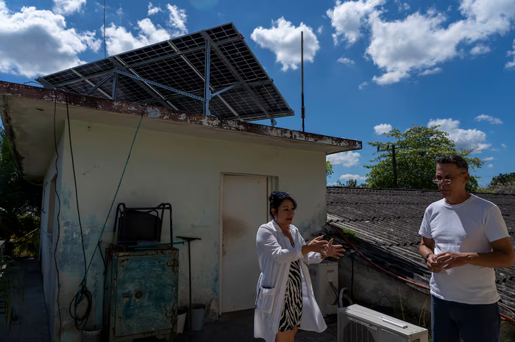 La doctora Yaniusja Pérez y Olides Perera Rodríguez, junto a un panel solar instalado en el Centro Coordinador de Urgencias y Emergencias Médicas de Mayabeque. Foto: El País La doctora Yaniusja Pérez y Olides Perera Rodríguez, junto a un panel solar instalado en el Centro Coordinador de Urgencias y Emergencias Médicas de Mayabeque. Foto: El País