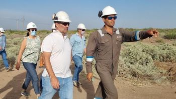 Darío Martínez, secretario de Energía de la Nación, recorrió la zona afectada por el derrame de petróleo. Darío Martínez, secretario de Energía de la Nación, recorrió la zona afectada por el derrame de petróleo.