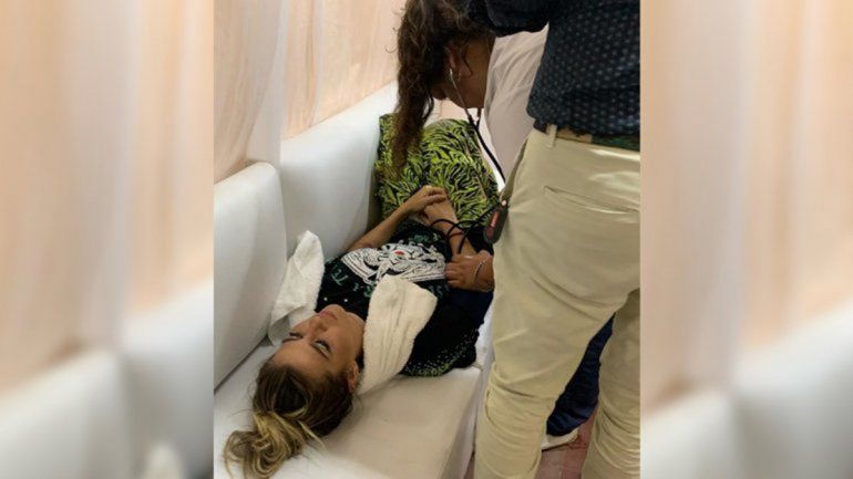 Susto en pleno show: Jimena se descompensó en el escenario y cayó desplomada