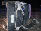 Vuelco en la Ruta 51: el conductor de una combi petrolera siguió de largo en la rotonda