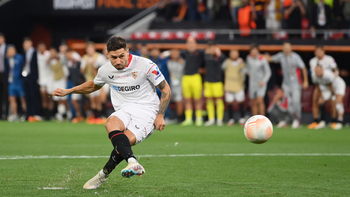 Deja vú. Gonzalo Montiel patea el último penal y Sevilla levanta la copa. Deja vú. Gonzalo Montiel patea el último penal y Sevilla levanta la copa.