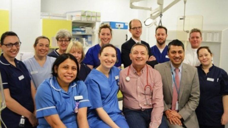 Ray Woodhall posó con el equipo médico que le salvó la vida.