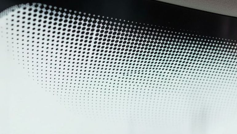 Los pequeños puntos negros del parabrisas forman parte de un diseño técnico pensado para mejorar la seguridad del auto. Los pequeños puntos negros del parabrisas forman parte de un diseño técnico pensado para mejorar la seguridad del auto.