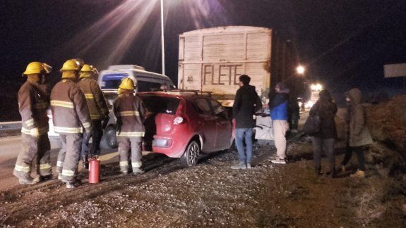 Un auto se metió debajo de un camión: hay dos heridos