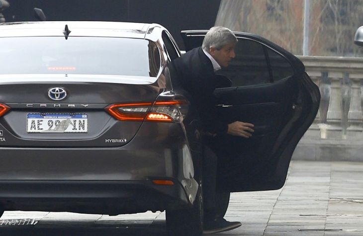 El ministro Caputo necesita con urgencia dólares para tener la divisa controlada, al menos hasta las elecciones de octubre. El ministro Caputo necesita con urgencia dólares para tener la divisa controlada, al menos hasta las elecciones de octubre.