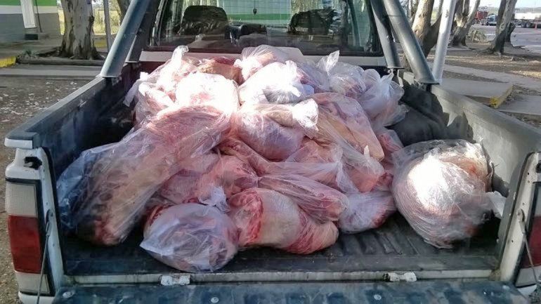 Muchos intentan pasar carne con hueso para comercializar en la región.