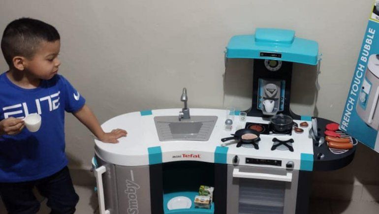 Viral: sus padres no le querían comprar una cocinita por ser niño y les dio una lección de vida