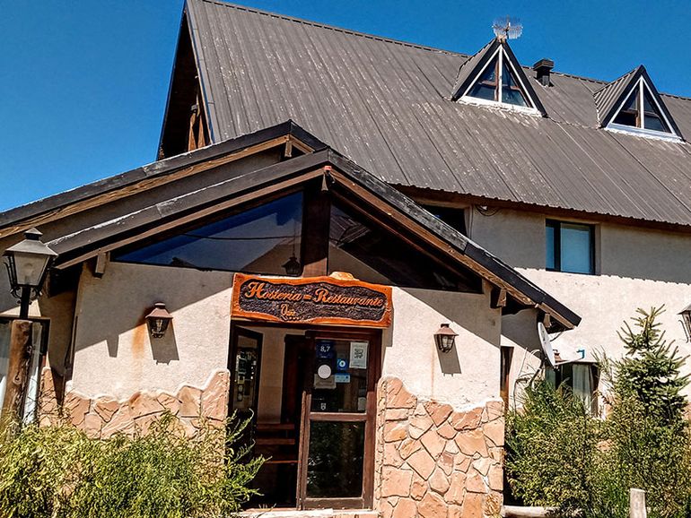 Atendida por sus dueños, la Hostería Quiñe se encuentra en Caviahue y ofrece un ambiente cálido y confortable para los turistas que se alojan. Atendida por sus dueños, la Hostería Quiñe se encuentra en Caviahue y ofrece un ambiente cálido y confortable para los turistas que se alojan.