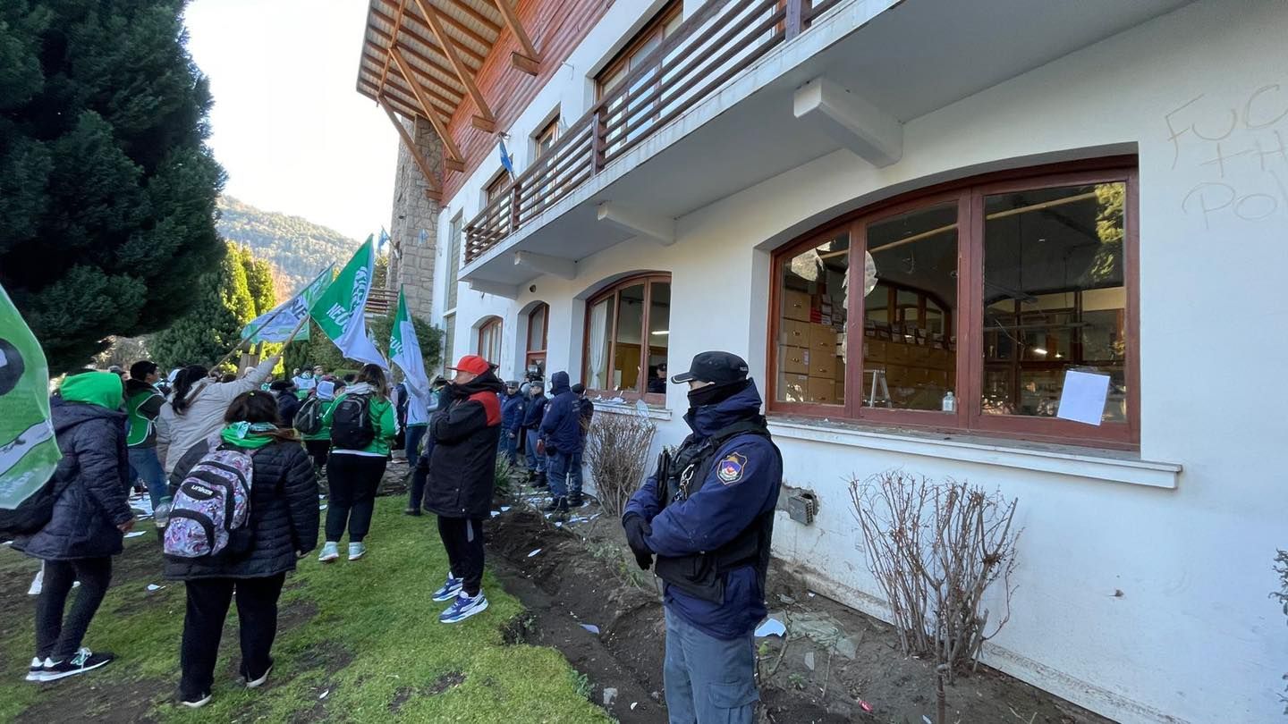 Caos y batalla campal en San Martín por el aguinaldo de una sindicalista