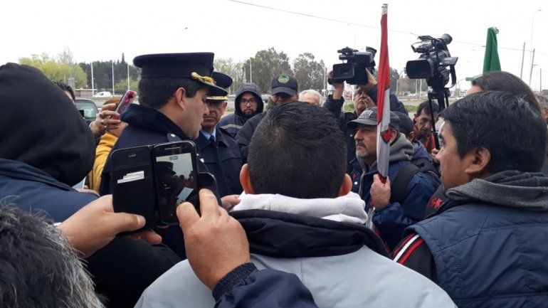 Convocados a una reunión, los madereros liberaron el portón de MAM