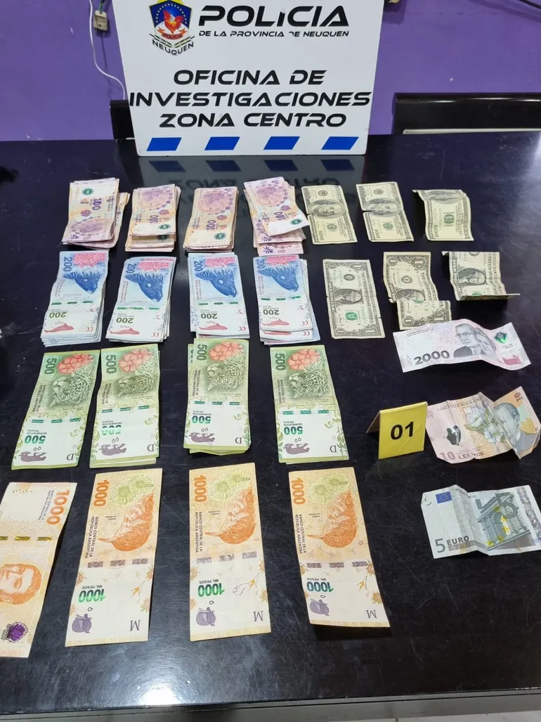 El dinero que le secuestraron a la banda durante los allanamientos. El dinero que le secuestraron a la banda durante los allanamientos.