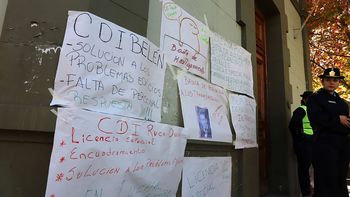 Trabajadores de los CDI nucleados en ATE se manifiestan en Casa de Gobierno.