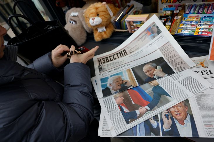 Periódicos con portadas, dedicados a la reciente llamada telefónica del presidente ruso Vladímir Putin y el presidente estadounidense Donald Trump, se tienden en un quiosco en una calle de Moscú,