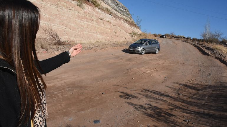 La bajada de Nueva España tiene grandes pozos y con vehículos livianos es un caos circular. La pendiente es pronunciada. Y hay un talud de barda.