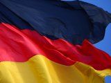 Una bandera alemana ondea en Berlín, Alemania, el 2 de julio de 2018. REUTERS/Aníbal Hanschke
