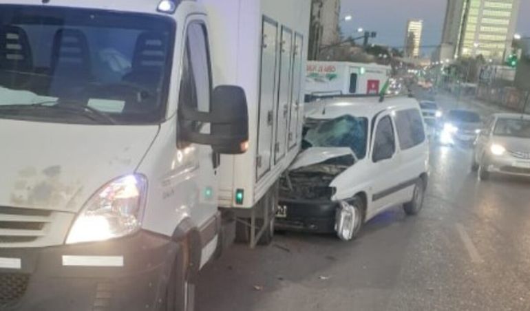 Los protagonistas del accidente fueron el conductor de una furgoneta Peugeot Partner y un camión Iveco Daily.