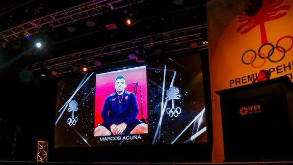 El gesto del Huevo Acuña con los deportistas neuquinos