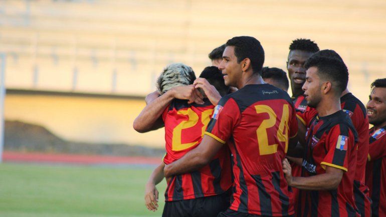 Emocionante: pibe de 16 años debutó en Primera, hizo gol y lo festejó con su papá, capitán del equipo