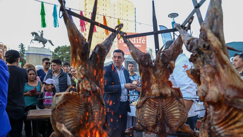 En 14 fotos: con cocción en vivo se lanzó la Fiesta del Chivito en el Monumento