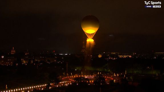 El globo que vuela sobre la ciudad de París con la antorcha, en la apertura de los Juegos Olímpicos.