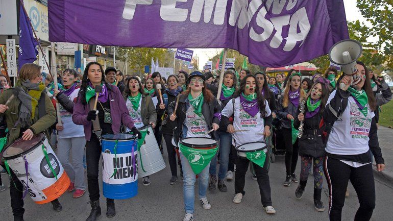 Decenas de mujeres marcharon por las calles de Neuquén.