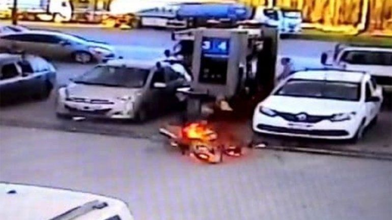 Terminó de cargar nafta y se le prendió fuego la moto