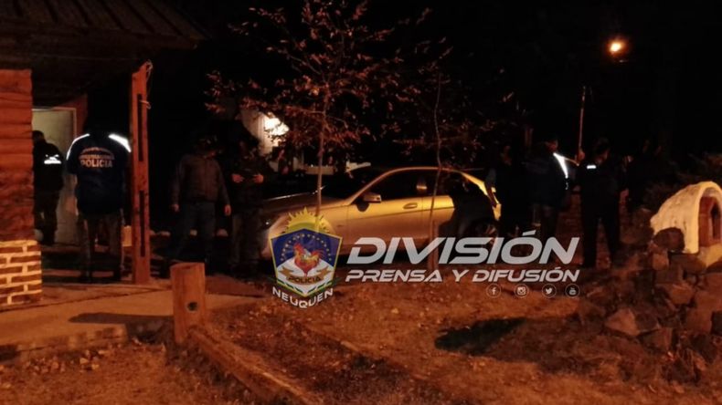 En un Mercedes Benz, una banda viajó a La Angostura para desvalijar cabañas
