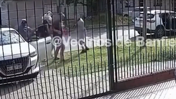 El video del violento robo se difundió por redes sociales. El video del violento robo se difundió por redes sociales.