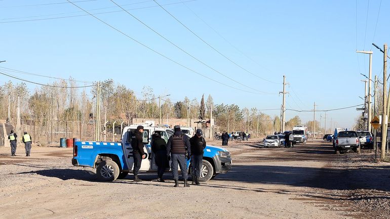 La policía de la Comisaría 20 en la calle El Maíz donde se desalojó a un constructor que tomó tierras dle IPVU.