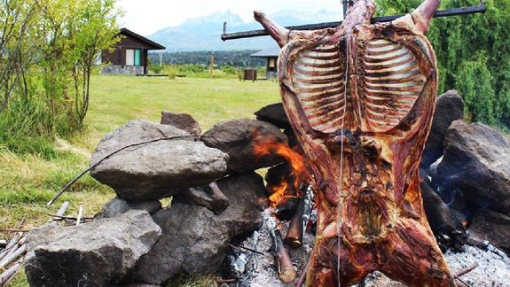 El chivito del Norte neuquino es un producto caro, con muchos costos de los productores detrás del precio. Vale la pena experimentar el plato de fin de año.