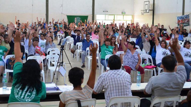 ATE Neuquén marcha a los puentes el 24 y Río Negro anuncia cortes