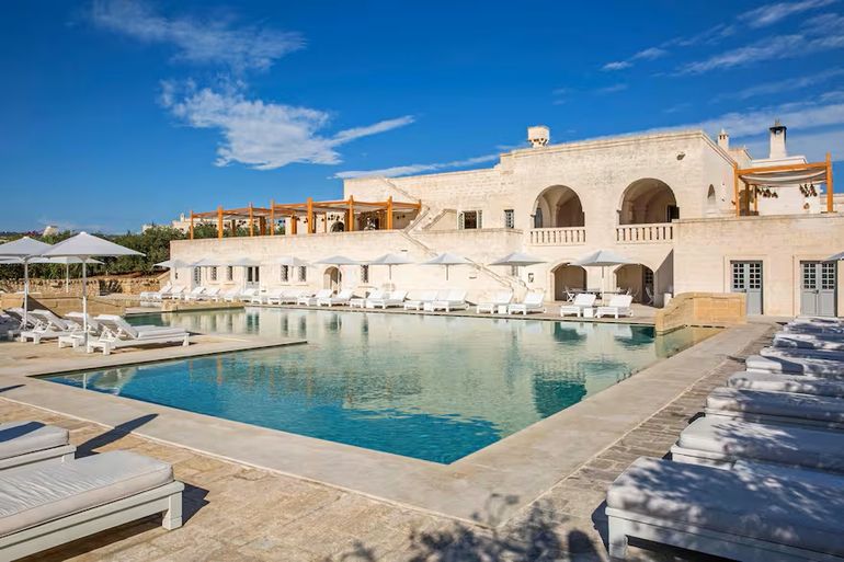 La pileta al aire libre del complejo de Borgo Egnazia en Apulia. La pileta al aire libre del complejo de Borgo Egnazia en Apulia.