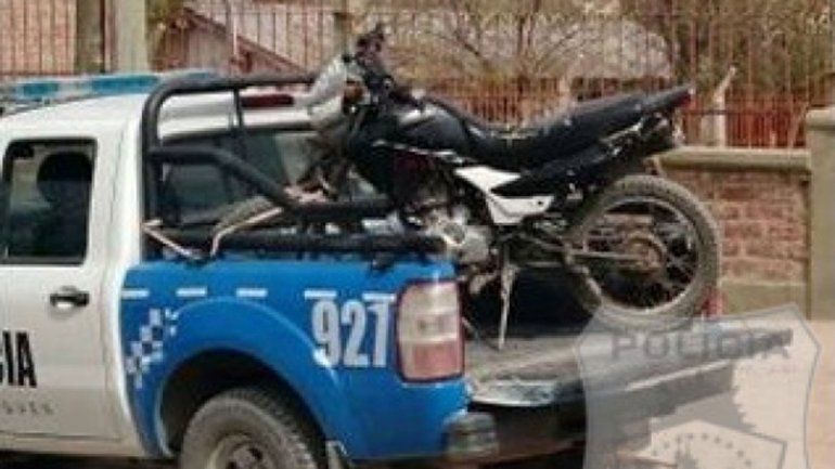 Efectivos de la Comisaría 20 en el  secuestro de una Motomel 150 cc.