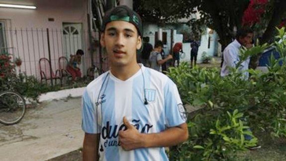 Juan Cruz con su querida camiseta de Racing. Después de su acción valiente pudo conocer a su ídolo Diego Milito.
