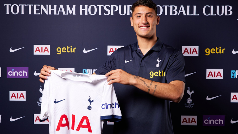 Alejo Véliz y su presentación con la camiseta del Tottenham Hotspur.&nbsp;