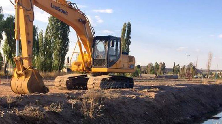 Denuncian que una máquina municipal rompió un caño en el Oeste