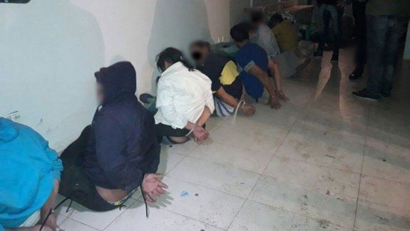 De noche, en el lugar había un DJ, tragos y un seguridad en la puerta.