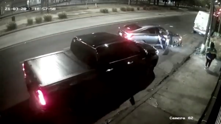 Video: es doble de riesgo y logró huir de un robo manejando su camioneta a ciegas