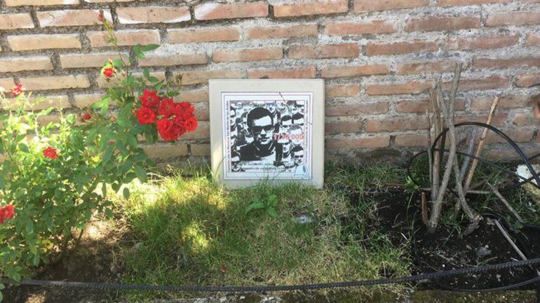 Dejan olvidada la placa en homenaje a un desaparecido