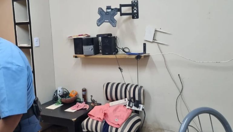 Los ladrones revisaron todo para llevarse los objetos más caros. Los ladrones revisaron todo para llevarse los objetos más caros.