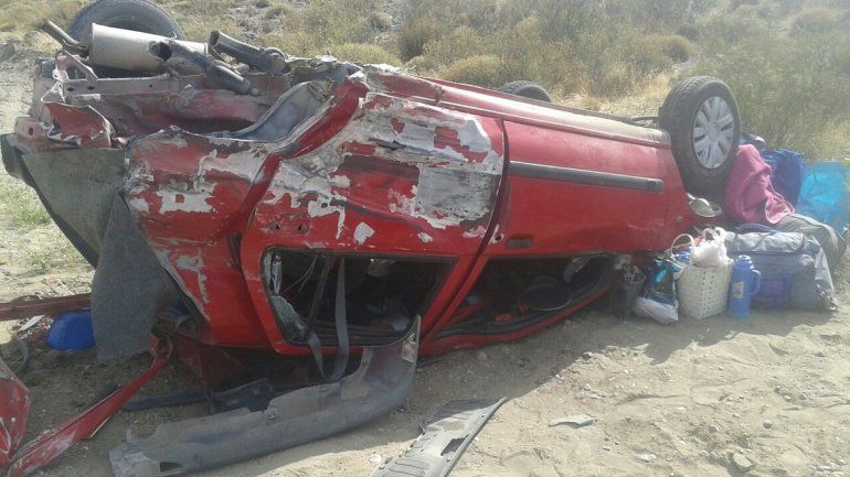 Fuerte choque en la Ruta 40 entre un auto y una camioneta: dos neuquinos están graves