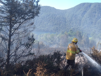Los brigadistas que combaten los incendios de Chubut recibieron un emotivo regalo.