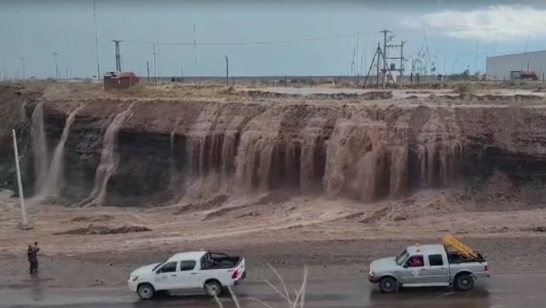 Vialidad arregla la ruta de la cascada en Añelo