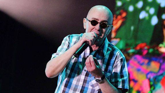 Sólo rumores. En un principio se hablaba de que el cantante tocaría el 19 de marzo en el mismo escenario.