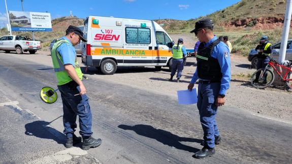 Ciclista intentó cruzar la Ruta 7 y lo chocó una mujer policía