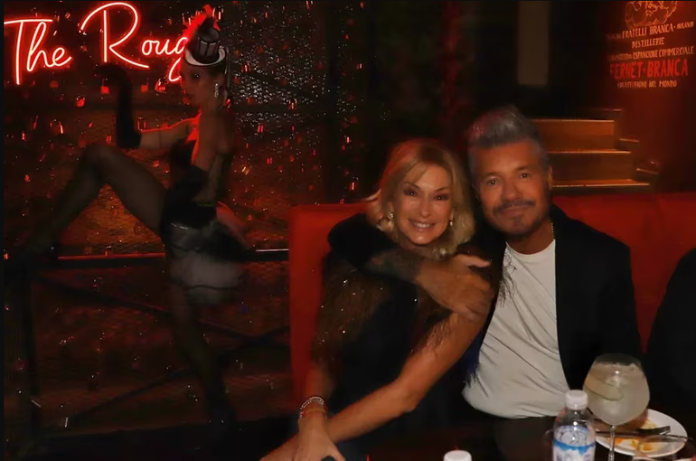 Dentro del bar, Marcelo mantuvo una charla con Yanina Latorre y otros amigos del ambiente del espectáculo que se acercaron a su mesa.