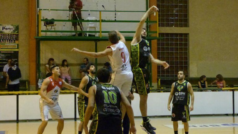 Pérfora ganó los dos partidos del fin de semana y es único puntero.