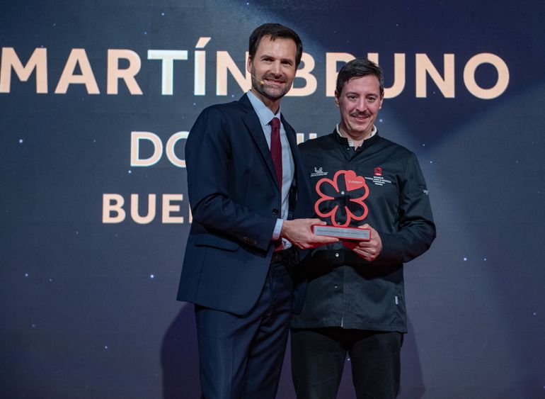 El Premio MICHELIN Sommelier, que reconoce la experiencia, el conocimiento y la pasión de un talentoso sommelier, fue para Martín Bruno del restaurante Don Julio.