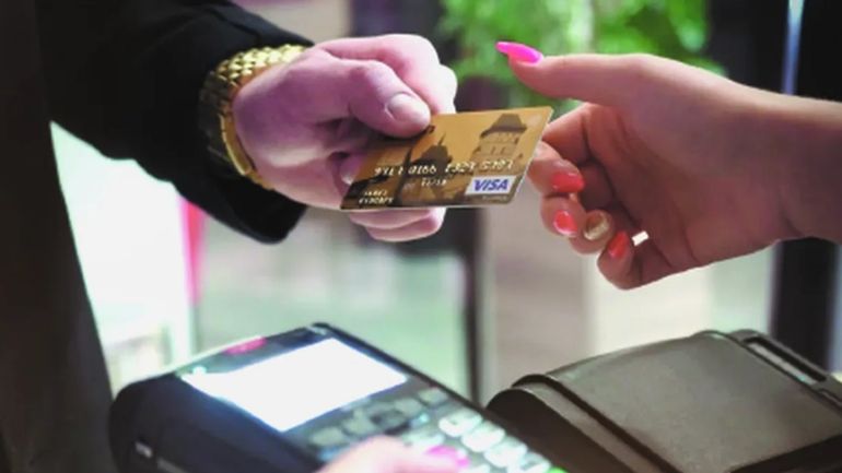 La gran mayoría de las compras se pagan con tarjeta de crédito. La gran mayoría de las compras se pagan con tarjeta de crédito.